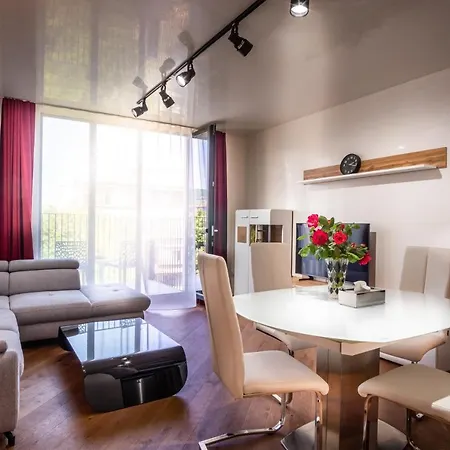 Luxury In Building K55 With Free Garage 아파트 *