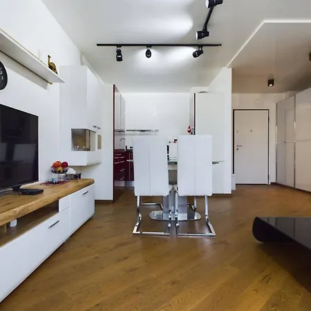 Luxury In Building K55 With Free Garage 公寓